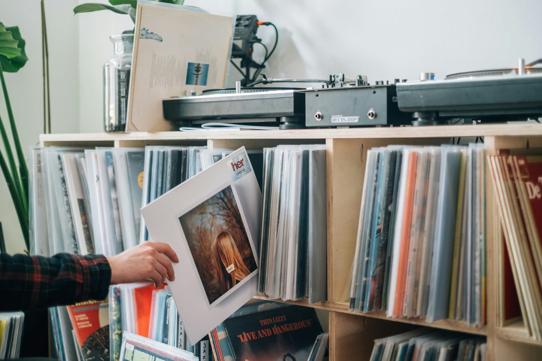 Senkrecht, nicht waagerecht! Der ultimative Guide zur Vinyl-Lagerung