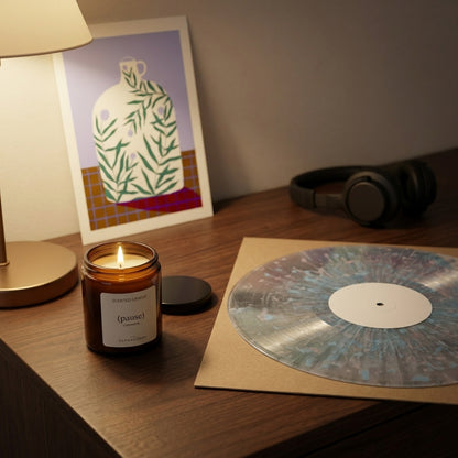Vinyl-Set Deep Cut: farbige Schallplatte, Kunstdruck mit Vase und brennende Duftkerze im warmen Licht einer Leselampe